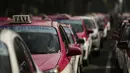 Sopir taksi memblokir bundaran monumen Angel of Independence di Jalan Paseo de la Reforma, Mexico City, Meksiko, Senin (12/10/2020). Para sopir taksi menuntut kondisi yang sama dengan layanan transportasi online, seperti peraturan dan biaya pemerintah. (AP Photo/Fernando Llano)