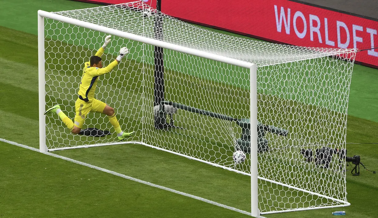 Kiper Skotlandia David Marshall gagal menyelamatkan tendangan jarak jauh pemain Republik Ceko Patrik Schick pada pertandingan Grup D Euro 2020 di Stadion Hampden Park, Glasgow, Inggris, Senin (14/6/2021). Patrik Schick mencatatkan rekor gol terjauh di Euro. (AP Photo/Andy Buchanan, Pool)