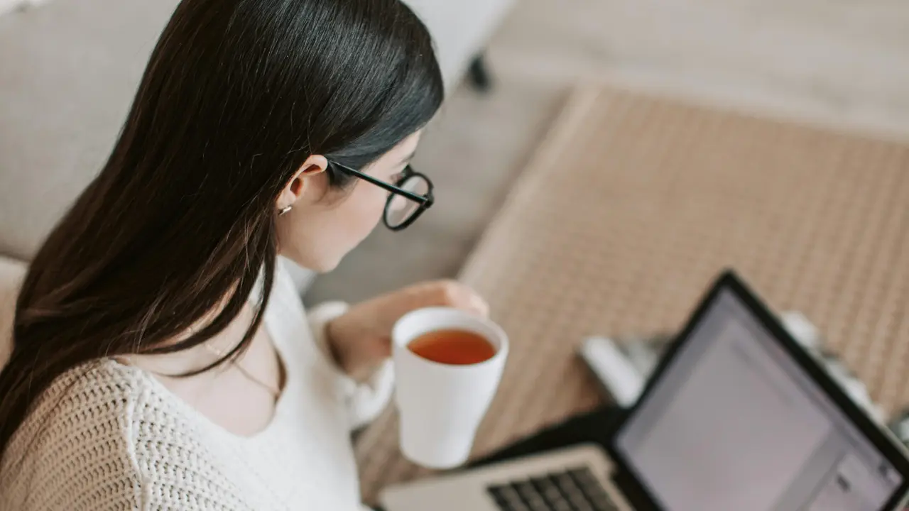 wanita juli bekerja laptop