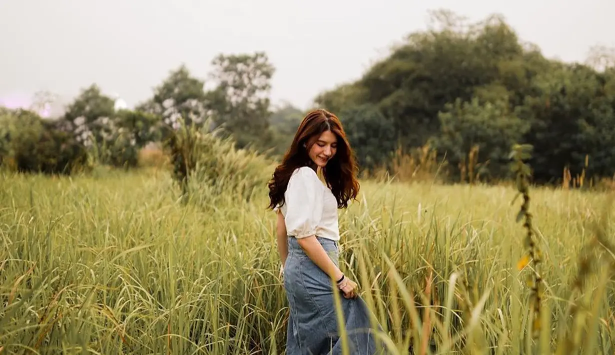 Untuk bagian riasannya pun tak berlebihan. Ia hanya tampil natural dengan riasan tipis. Gadis berusia 19 tahun ini juga membiarkan rambut panjangnya tergerai indah. (Liputan6.com/IG/cassandralee)
