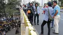 Mahasiswa dari salah satu perguruan tinggi berfoto dengan personel Brimob usai melakukan aksi unjuk rasa di sekitar Jembatan Layang Gerbang Pemuda, Jakarta, Selasa (1/10/2019). Mahasiswa dari berbagai perguruan tinggi kembali berunjuk rasa menolak beberapa RUU. (Liputan6.com/Helmi Fithriansyah)