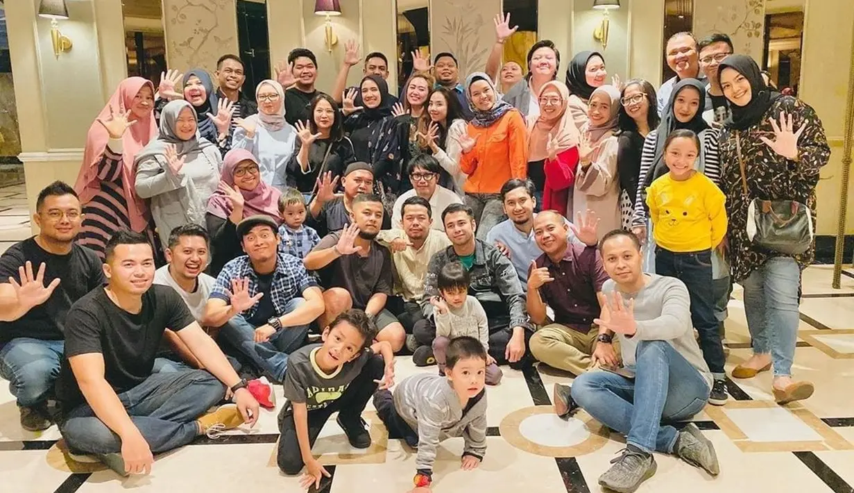 Raffi Ahmad dan Nagita Slavina Liburan Bersama TIM RANS (Instagram/raffinagita1717)