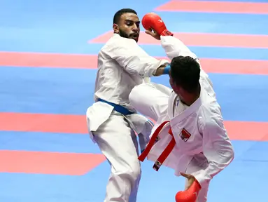 Karateka Indonesia, Sandy Firmansyah (kanan) saat melawan Ahmed Y (Mesir) di babak eliminasi Kumite 84kg+ Kejuaraan Karate Internasional WKF Series A 2022 di Istora Gelora Bung Karno, Jakarta, Jumat (18/11/2022). 65 negara mengikuti Kejuaraan Karate Internasional WKF Series A 2022 dengan total 670 atlet. (Liputan6.com/Helmi Fithriansyah)