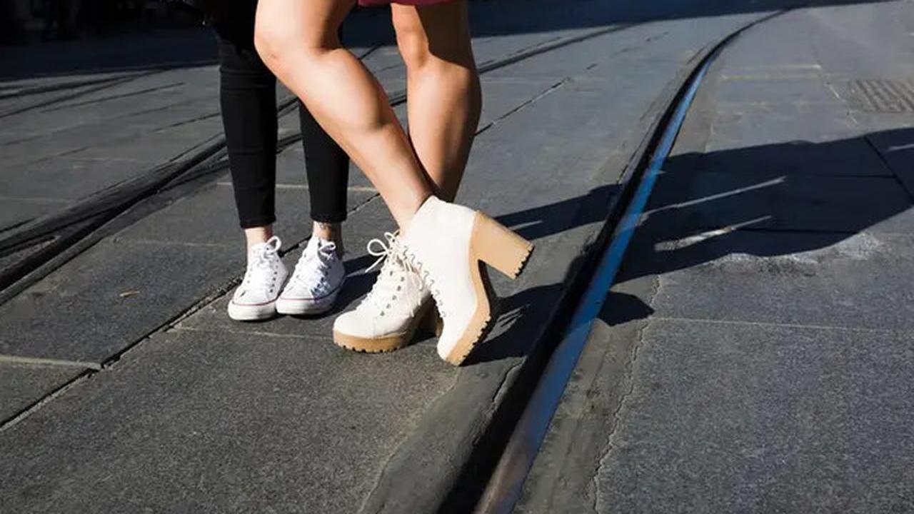 Model Wedges atau Flat Shoes? Ini yang Paling Cocok Buat Lebaran