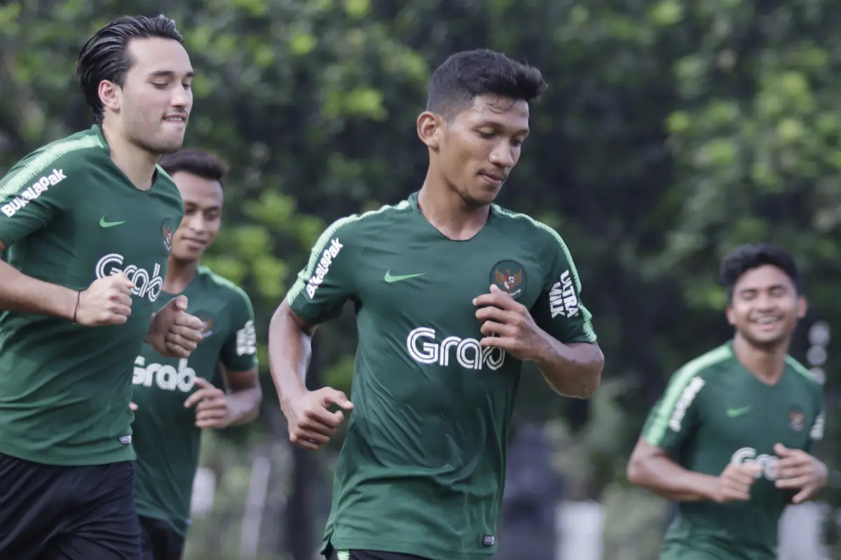 Pemain Timnas Indonesia U-23, Ezra Walian, melakukan pemanasan saat latihan. (Bola.com/Vitalis Yogi Trisna)