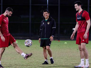 Pemain Timnas Indonesia Jordi Amat (kiri) bersama Elkan Baggott (kanan) mengikuti latihan di lapangan latih Jakarta Internasional Stadium (JIS), Jakarta, Kamis (23/3/2023). (Liputan6.com/Herman Zakharia)