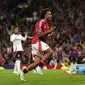 Penyerang Manchester United (MU), Joshua Zirkzee, merayakan gol yang dicetaknya ke gawang Fulham dalam laga pekan pertama Premier League 2024/2025 di Old Trafford, Sabtu (17/8/2024) dini hari WIB. MU menang 1-0 dalam pertandingan pembuka Premier League musim ini. (Martin Rickett/PA via AP)