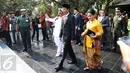 Presiden Jokowi‎ bersama Ibu Negara, Iriana saat akan meninggalkan Monumen Pancasila Sakti, Jakarta, Kamis (1/10/2015).‎ Jokowi memimpin upacara Peringatan Hari Kesaktian Pancasila yang ke-50 tahun yang jatuh pada hari ini. (Liputan6.com/Faizal Fanani)