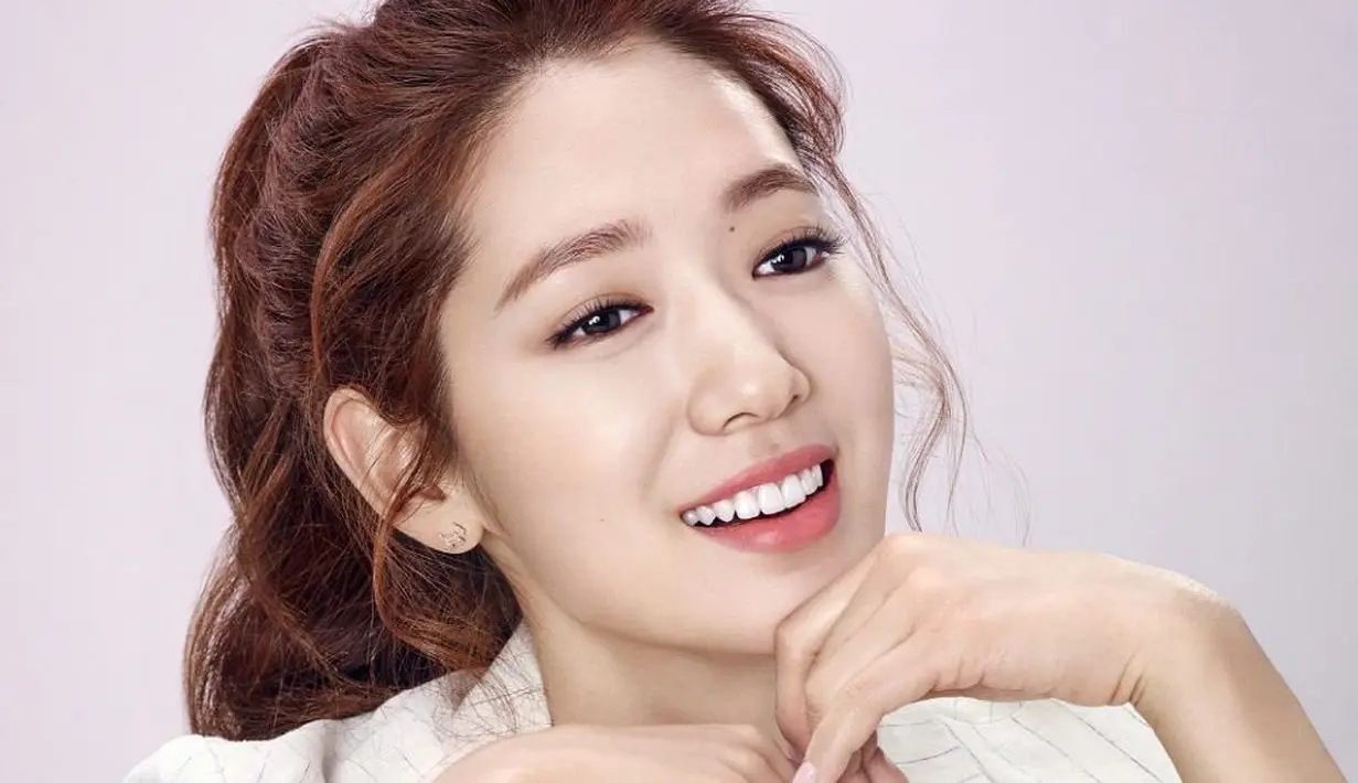 Meski deikian, agensi Park Shin Hye, S.A.L.T Entertainment sempat membantah berita itu. Agensi mengatakan mereka hanyalah teman dekat. (allkpop)