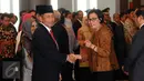 Menteri Keuangan, Sri Mulyani Indrawati (kanan) menyalami Ketua BPK Moermahaji Soerja Djanegara usai pengucapan sumpah jabatan di Gedung MA, Jakarta, Rabu (26/4). Ketua dan Wakil Ketua BPK terpilih secara aklamasi. (Liputan6.com/Helmi Fithriansyah)