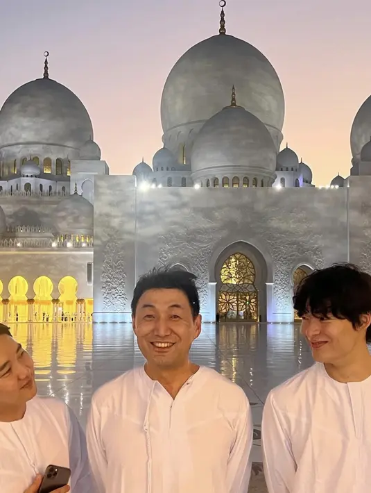 Ia tampil memukau dengan gamis putih polos tanpa banyak aksen. [Foto: Instagram @songgeonhee]