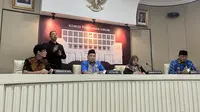Ketua KPU Mochamad Afifuddin dan jajarannya&nbsp;saat jumpa pers di Media Center KPU RI, Menteng, Jakarta Pusat, Kamis (17/4/2025). (Liputan6.com/Muhammad Radityo Priyasmoro)