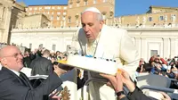 Ulang tahun Pope yang mendistribusikan kantong tidur untuk pada tunawisma.