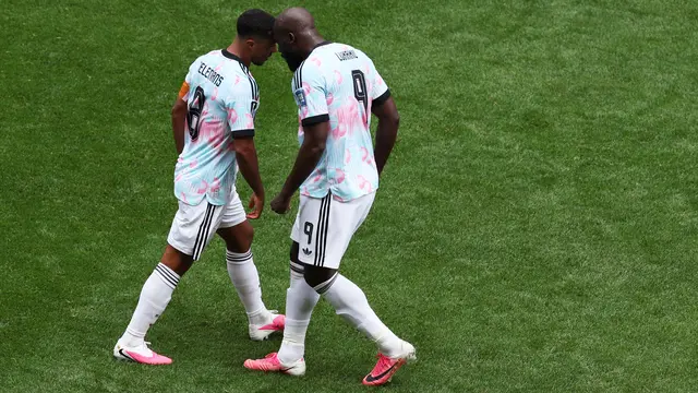 Pemain Belgia Youri Tielemans (kiri) merayakan gol bersama rekan setimnya Romelu Lukaku