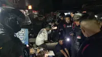 Kepolisian Resor Kota Tasikmalaya, Jawa Barat membubarkan sekelompok pemuda yang tengah melakukan judi berkedok balap lari liar di Kecamatan Tawang, Kota Tasikmalaya, Kamis, dini hari. (Liputan6.com/Jayadi Supriadin)