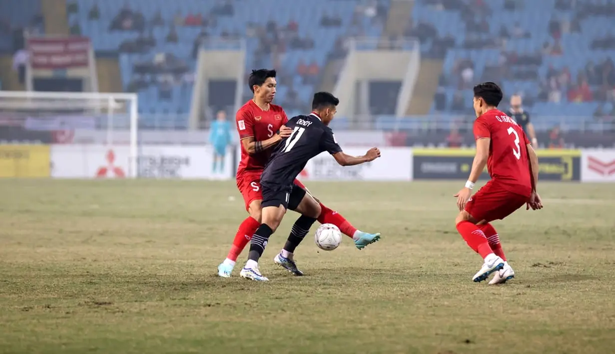 Pemain Timnas Indonesia Dendy Sulistyawan (tengah) menggiring bola mencoba melewati pemain Timnas Vietnam Doan Van Hau (kiri) dan Que Ngoc Hai (kanan) pada pertandingan leg kedua babak semifinal Piala AFF 2022 di My Dinh Stadium, Vietnam, Senin (9/1/2023). Indonesia kalah 0-2 dari Vietnam. (Dok. PSSI)