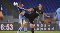 Pemain AC Milan, Zlatan Ibrahimovic, berebut bola dengan pemain Lazio, Sergej Milinkovic-Savic, pada laga Serie A di Stadion Olympic, Roma, Sabtu (4/6/2020). Lazio takluk 0-3 dari AC  Milan. (AP/Alfredo Falcone)