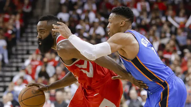 James Harden (Merah) berduel dengan Russell Westbrook