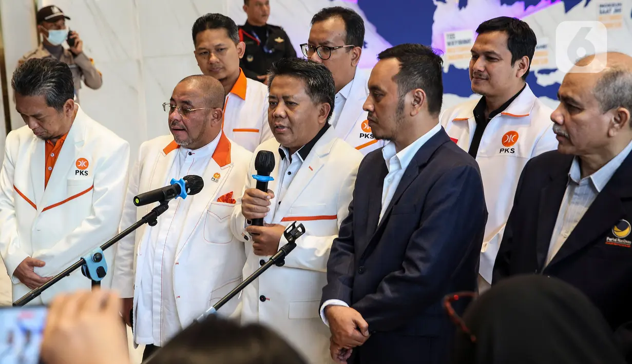 Ketua Majelis Syura PKS Sohibul Iman dan Ketua DPP Partai NasDem Willy Aditya  memberikan keterangan sebelum pertemuan tertutup di NasDem Tower, Jakarta, Jumat (3/2/2023). Pertemuan tersebut membahas langkah-langkah strategis sesama anggota koalisi perubahan. (Liputan6.com/Johan Tallo)