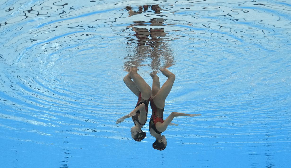 Hilda Tri Julyandra dan Gabrille Permata Sari pada nomor duet putri renang bebas artistik Kejuaraan Akuatik Dunia di Doha, Qatar, 7 Februari 2024. (AP Photo/Lee Jin-man)