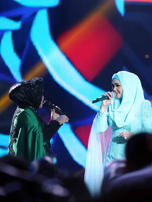 Selain itu, pelantun lagu Cindai itu juga berduet dengan penyanyi hebat yang ada di Tanah Air. Penyanyi yang dikagumi, penyanyi yang diidolai dan pemilik suara khas. (Nurwahyunan/Bintang.com)