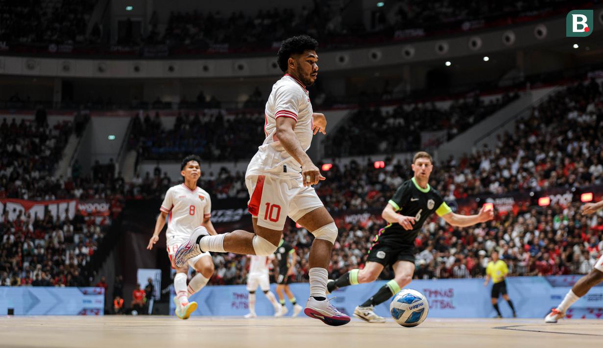 <p>Pemain Timnas Futsal Indonesia, Holypaul Soumilena menggiring bola saat laga uji coba melawan Australia di Indonesia Arena, Senayan, Jakarta, Sabtu (01/11/2025). (Bola.com/Bagaskara Lazuardi)</p>