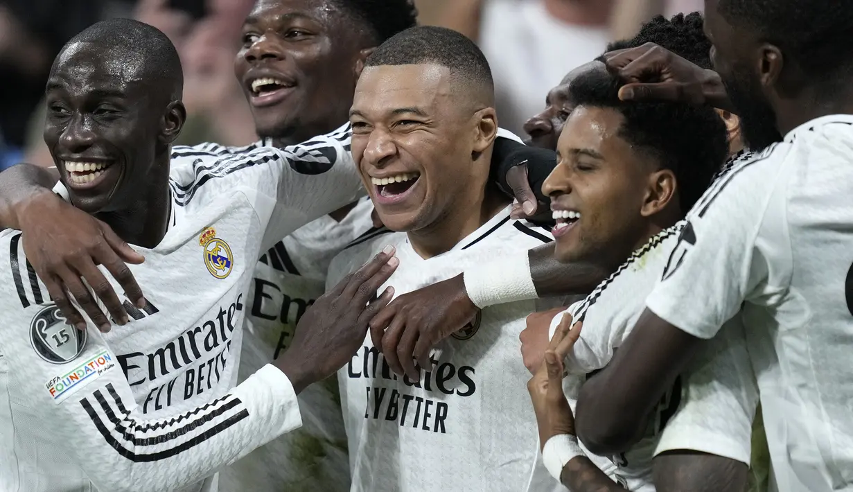 Pemain Real Madrid merayakan gol yang dicetak oleh Kylian Mbappe dalam laga leg 2 babak play off Liga Champions 2024/2025 melawan Manchester City di Santiago Bernabeu, Madrid, Rabu (19/02/2025) waktu setempat. (AP Photo/Bernat Armangue)
