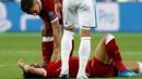 Pemain Liverpool Mohamed Salah kesakitan usai dicederai oleh bek Real Madrid Sergio Ramos dalam pertandingan final Liga Champions di Stadion NSK Olimpiyskiy, Ukraina (26/5). Dalam pertandingan ini Liverpool kalah 1-3. (AP/Pavel Golovkin)