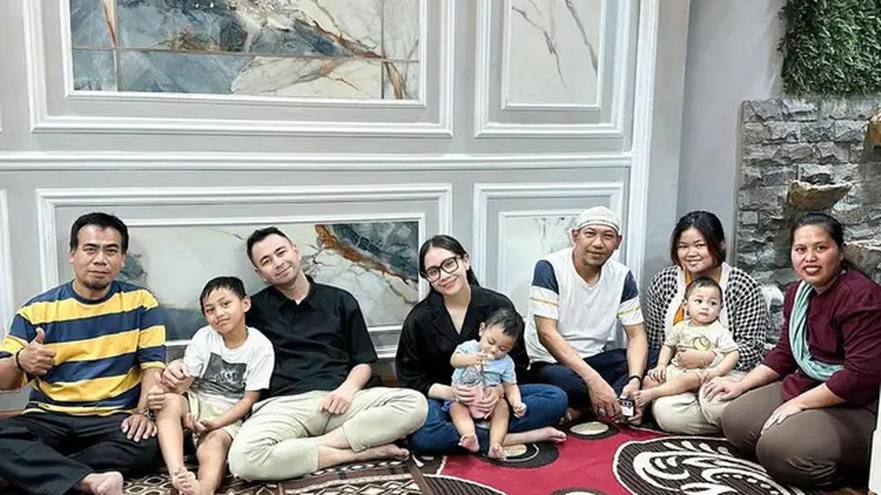 7 Potret Raffi Ahmad ke Rumah Mendiang Mpok Alpa, Kuatkan Suami dan Anak