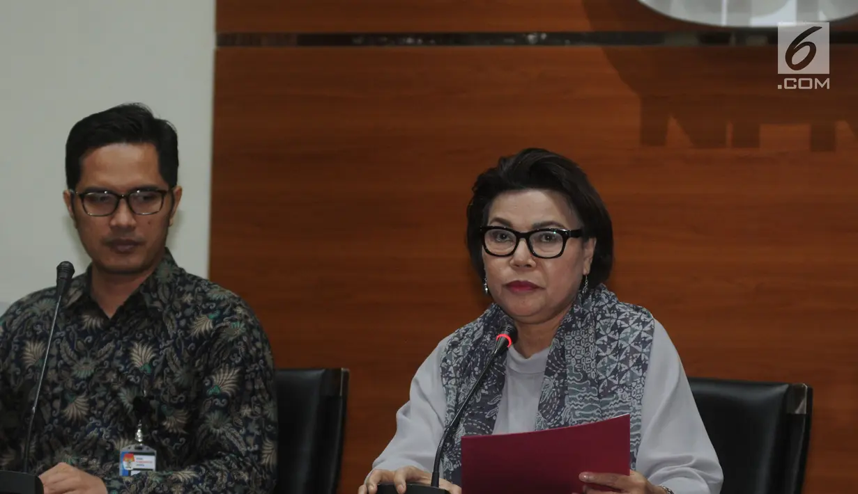 Wakil Ketua KPK Basaria Pandjaitan (kanan) dan Juru Bicara KPK Febri Diansyah (kiri) memberikan keterangan terkait Oprasi Tangkap Tangan (OTT) di Kabupaten Buton Selatan di gedung KPK, Jakarta, Kamis (24/5). (Merdeka.com/Dwi Narwoko)