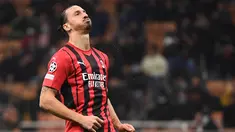 Pemain depan AC Milan Zlatan Ibrahimovic bereaksi saat menghadapi FC Porto pada matchday kelima Grup B Liga Champions di San Siro, Kamis (4/11/2021) dini hari WIB. AC Milan  makin terpuruk setelah hanya mampu bermain imbang dengan Porto 1-1. (Marco BERTORELLO/AFP)