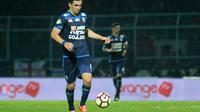Debut Ahmet Atayev saat melawan Persib Bandung (12/8/2017). (Bola.com/Iwan Setiawan)