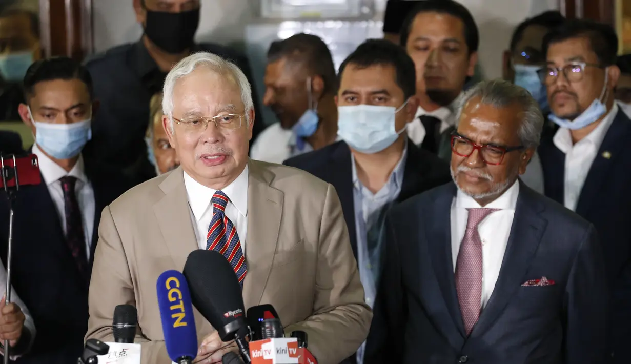 Mantan Perdana Menteri Malaysia Najib Razak memberikan keterangan kepada awak media di gedung pengadilan di Kuala Lumpur, Malaysia, Selasa (28/7/2020). Pengadilan di Malaysia menghukum Najib Razak 12 tahun penjara atas tujuh dakwaan terhadapnya dalam kasus korupsi 1MDB. (AP Photo/Vincent Thian)