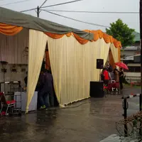 Kediaman Selvi Ananda diguyur hujan. (Ruben Silitonga/BIntang.com)