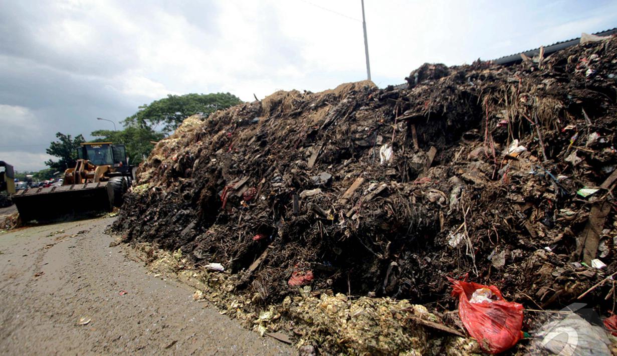 Penampakan sampah yang menggunung di Pasar Induk Kramat Jati, Jakarta, Kamis (8/1/2015). (Liputan6.com/Faizal Fanani)