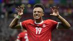 Timnas Swiss memastikan lolos ke babak 16 besar dengan status runner-up Grup A usai bermain imbang 1-1 dengan Jerman pada matchday ketiga di Waldstadion, Frankfurt, Jerman, Senin (24/6/2024) dini hari WIB. Swiss mendampingi Jerman sebagai juara grup yang telah lebih dahulu memastikan lolos. Swiss yang unggul 1-0 sejak menit ke-28 lewat gol Dan Ndoye nyaris memenangkan laga, hingga akhirnya Jerman mampu menyamakan skor 1-1 melalui gol Niclas Fullkrug saat injury time babak kedua memasuki menit kedua. (AP Photo/Themba Hadebe)