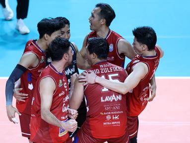 Jakarta LavAni Livin' Transmedia mengikuti langkah juara bertahan Jakarta Bhayangkara Presisi selangkah lagi menjuarai putaran pertama Final Four Proliga 2026, setelah menaklukan Surabaya Samator 3-1 (23-25, 25-15, 25-16, 25-13) di Jawapos Arena Surabaya, Minggu (5/4/2026). (Dok. PBVSI)