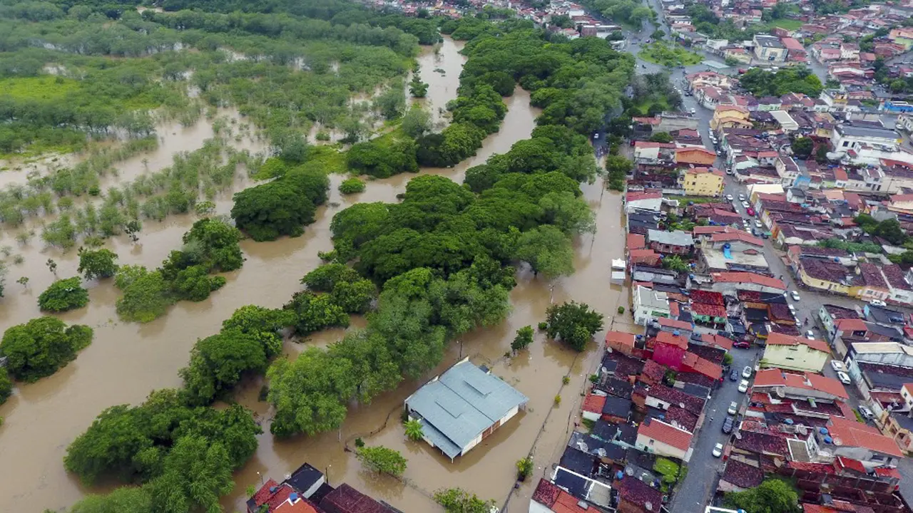 FOTO: 18 Orang Tewas Akibat Banjir di Brasil