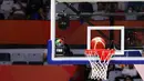 Kamera robot yang terpasang di belakang ring basket saat laga Grup H Piala Dunia FIBA 2023 antara Lebanon melawan Kanada di Indonesia Arena, Senayan, Jakarta, Minggu (27/08/2023). Jenis kamera ini digunakan untuk merekam bola saat masuk ke dalam ring. Biasanya momen slam dunk terekam luar biasa dari kamera ini. (Bola.com/Bagaskara Lazuardi)