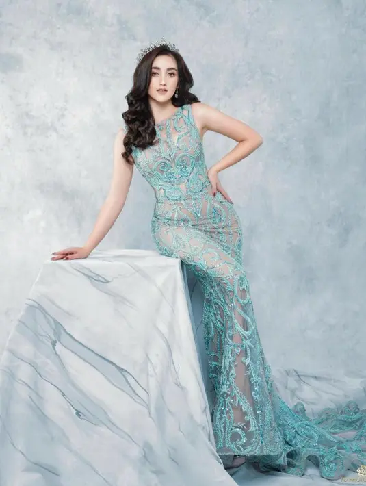 Ranty Maria tampak mengenakan dress tanpa lengan dengan kereta panjang.  (Instagram/fdphotography90).