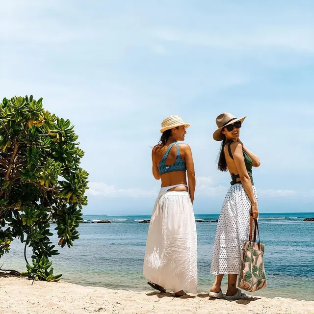 6 Momen Liburan Cathy Sharon dan Julie Estelle di Bali, Kompak Banget