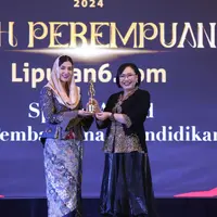 Ketua Tim Penggerak PKK Kabupaten Trenggalek, Novita Hardini, SE., ME. saat menerima Anugerah Perempuan Hebat Liputan6.com Kategori Spesialis Award Penggerak Pembangunan Pendidikan Inklusi dalam cara Cita dan Cipta 2024 yang diadakan Liputan6.com x Fimela di Hotel Shangri-La Jakarta, Rabu (31/7/2024) malam. (Liputan6.com/Angga Yuniar)