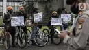 Mahasiswa Pecinta Alam saat melakukan aksi bersepeda dan menggelar tenda di depan Gedung MPR/DPR/DPD, Jakarta, Rabu (15/7/2020). Dalam aksinya mereka menuntut penghapusan RUU Cipta Kerja atau Omnibus Law. (Liputan6.com/Johan Tallo)