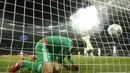 Kiper Dynamo Kiev, Oleksandr Shovkovskiy, tertunduk usai kebobolan saat melawan Manchester City. Gol Yay Toure pada masa injury time memperbesar keunggulan City menjadi 3-1. (Reuters/John Sibley)