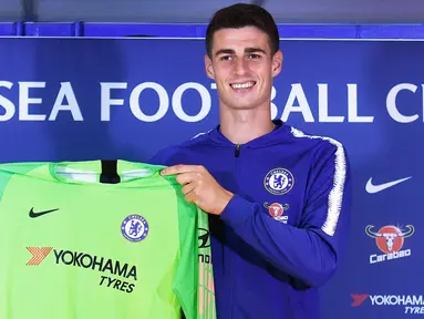 Kiper baru Chelsea Kepa Arrizabalaga berpose dengan jersey Chelsea saat perkenalan dirinya selama pers di Stamford Bridge, London, (9/8). Chelsea resmi membayar klausul pembelian Kepa senilai 80 juta euro ($ 92,6 juta). (AP Photo/John Stillwell)