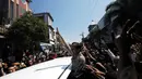 Mantan Wali Kota Solo itu melambaikan tangan ke arah warga dari dalam mobil berwarna putih, Jawa Timur, Minggu (29/6/14). (Liputan6.com/Herman Zakharia)