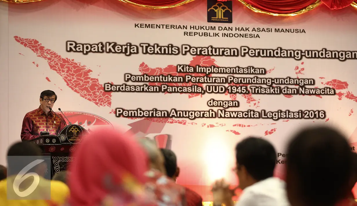 Menkumham, Yasonna Laoly memberikan arahan saat menutup raker peraturan perundangan-undangan di Jakarta, Jumat (24/6). Dalam kegiatan tersebut sekaligus pemberian Anugerah Nawacita Legislasi 2016. (Liputan6.com/Faizal Fanani)
