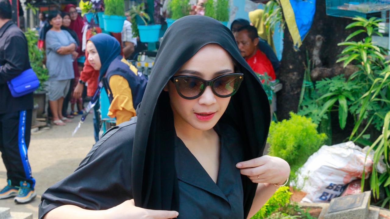 Selain Nagita Slavina, 7 Foto Artis Tanah Air Yang Ikut Melayat di Pemakaman Ibu Jeje Govinda