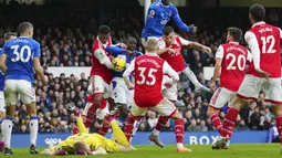 Pemain Arsenal dan pemain Everton saling berebut bola di dalam kotak penalti pada laga pekan ke-22 Liga Inggris 2022/2023 yang berlangsung di Goodison Park, Sabtu (04/02/2023). Arsenal kalah dengan skor 0-1 dari Everton. (AP/Jon Super)