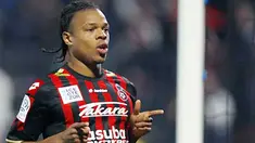 Gaya khas selebrasi gol striker Nice Loic Remy ke gawang Toulouse dalam lanjutan Ligue 1 di Ray Stadium, Nice, 22 November 2009. AFP PHOTO / VALERY HACHE 